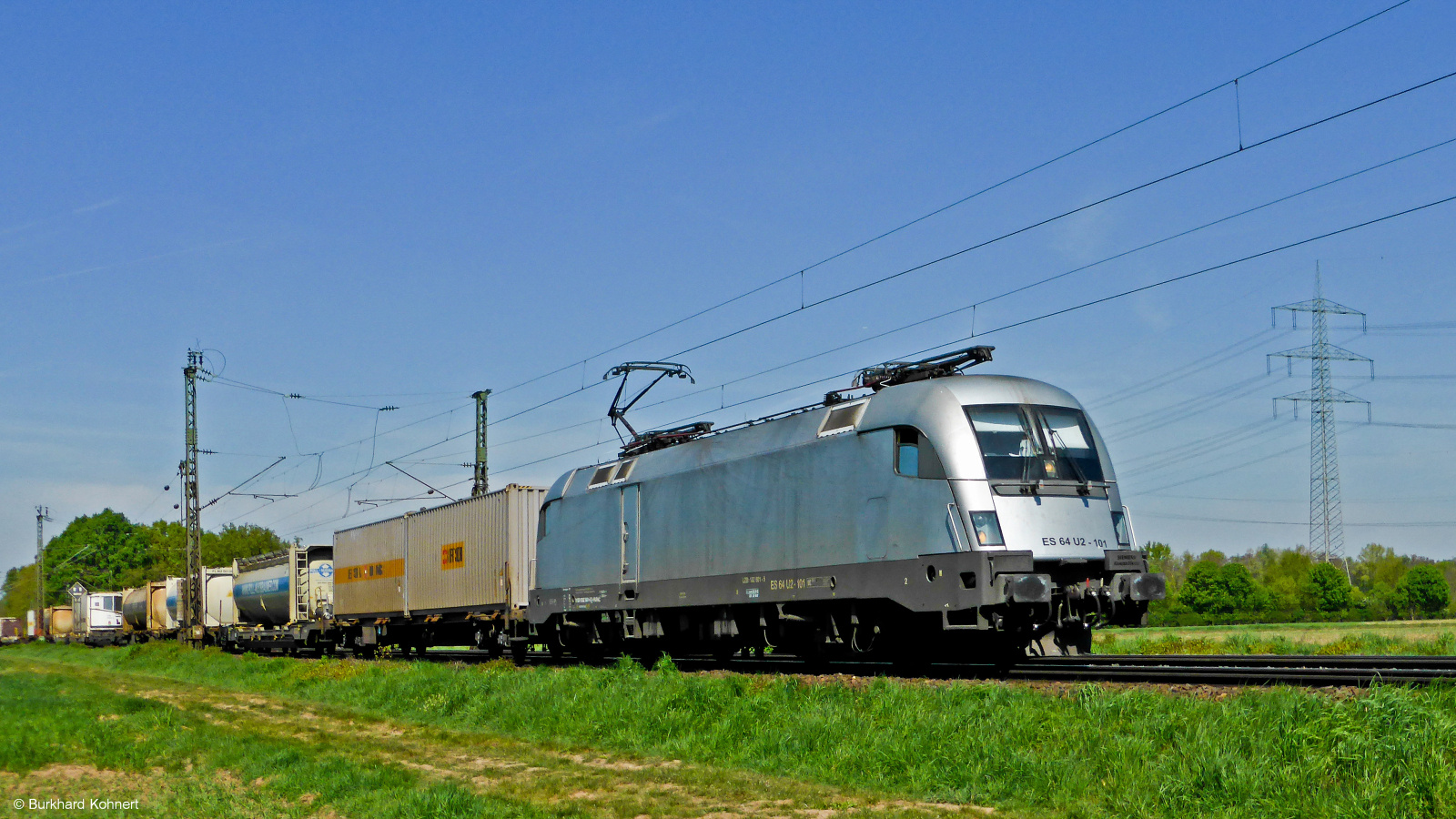 ES 64 U2-101 mit einem gem. Güterzug