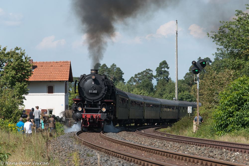 Es arbeitet sich 01 202 an der Blockstelle Streitmühle die Schiefe Ebene empor