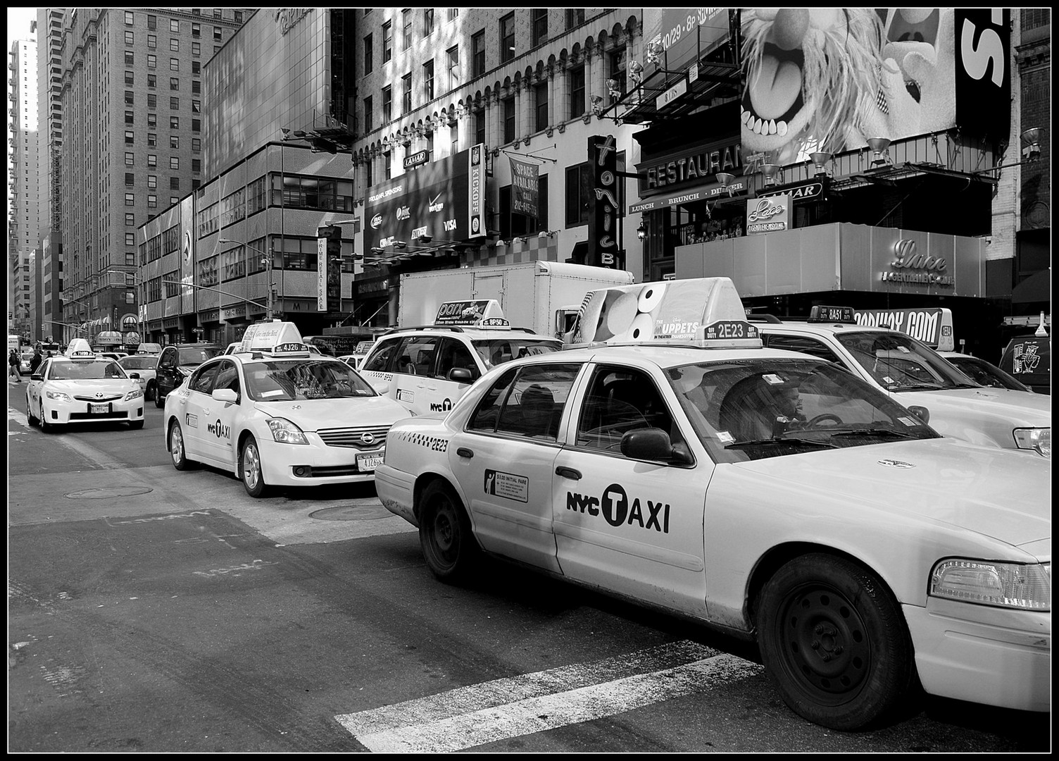 Es beherrscht in New York das Strassenbild.. Das Taxi...