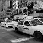 Es beherrscht in New York das Strassenbild.. Das Taxi...