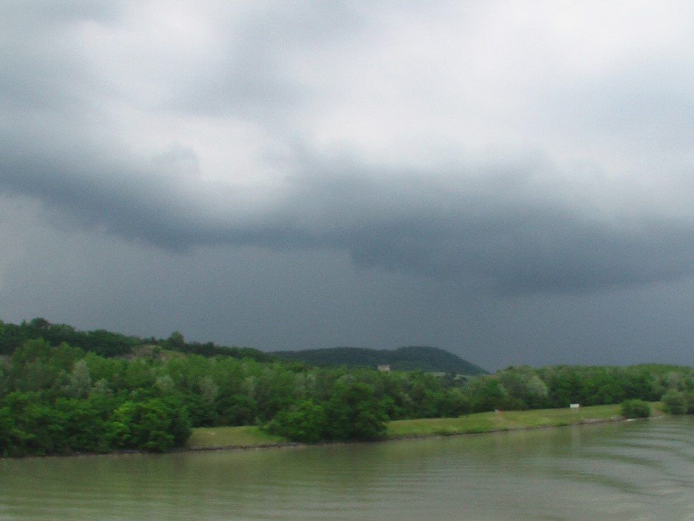 Es braut sich was zusammen ( anfang Juni an der Donau)