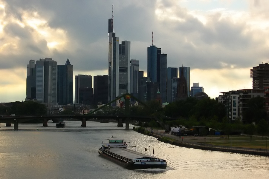 es dämmert über Frankfurt