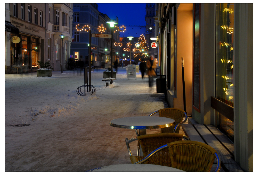 Es demasiado frío tomar café al aire libre (Es ist zu kalt, um draußen Kaffee zu trinken)