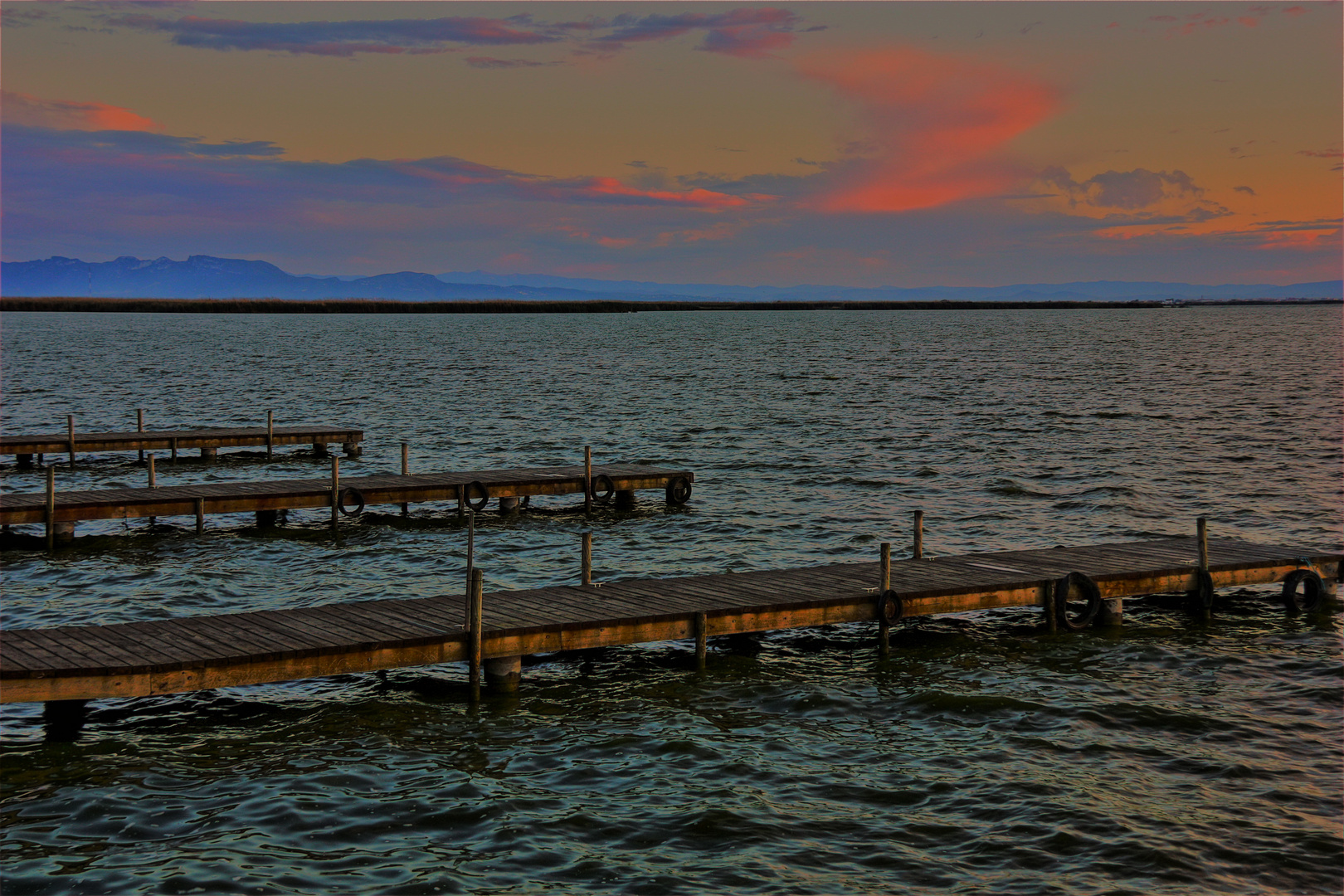 Es fa de nit a l'albufera.