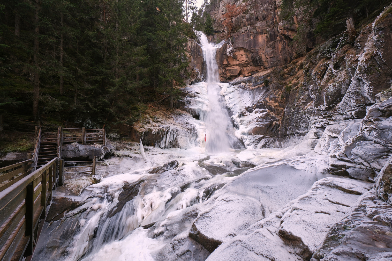 Es Friert am Barbianer Wasserfall 