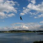 Es gehört schon etwas Mut dazu, an einem Seil über den Talsperren-See Pöhl zu ‚fliegen’.