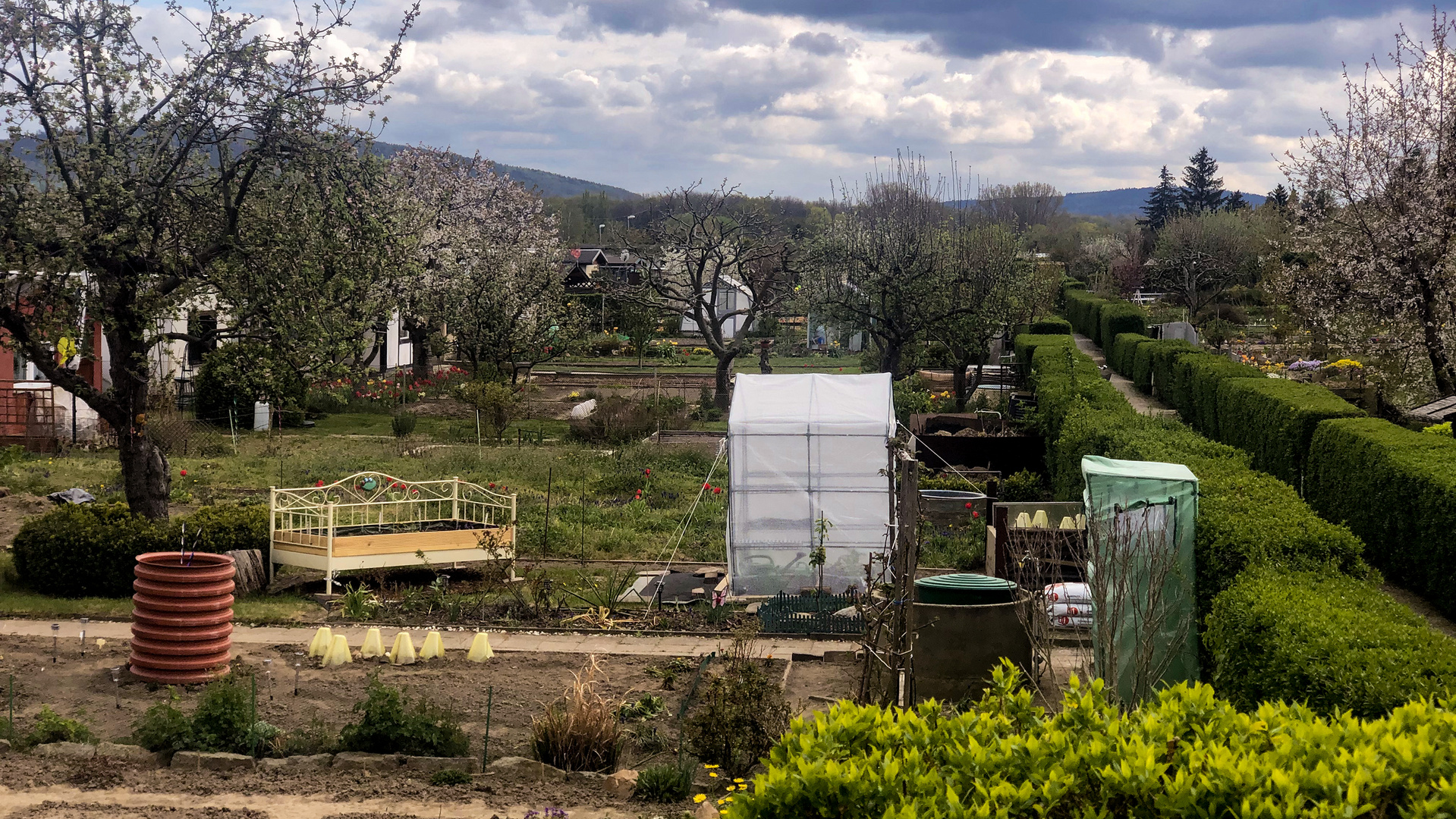 Es geht los......im "Schrebergarten"  und das passende "Hochbeet"