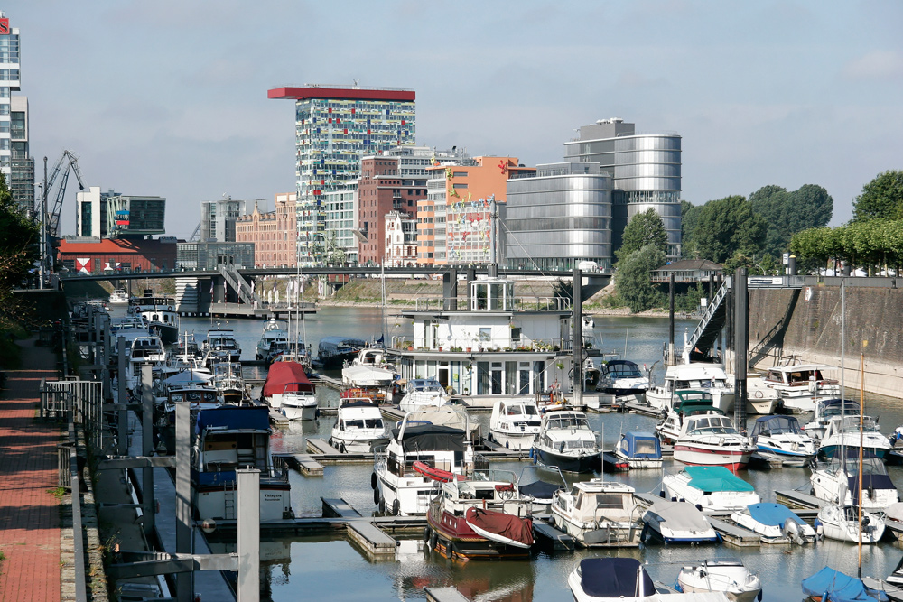 ...es gibt auch Boote im Medienhafen