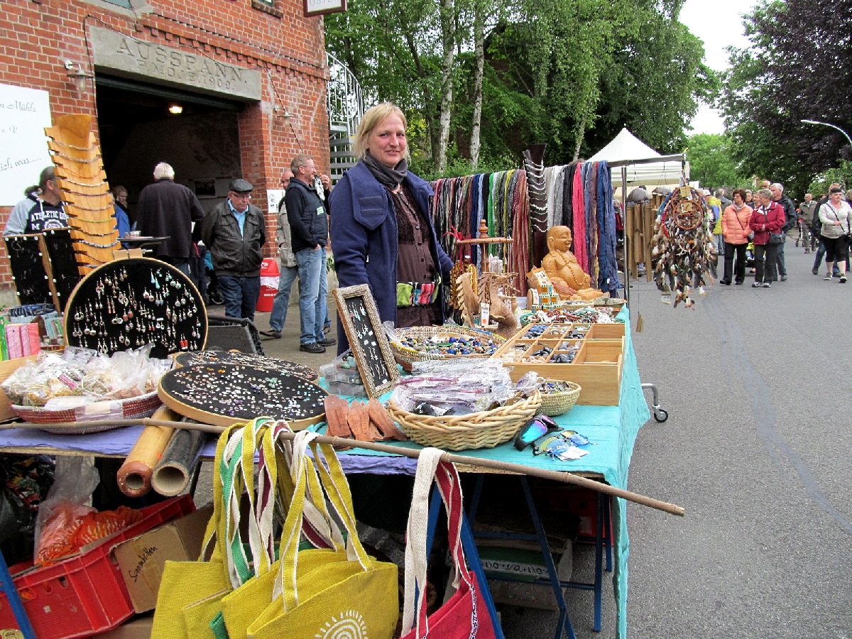 Es gibt vieles zu kaufen auf dem Faehrmarkt in Osten !