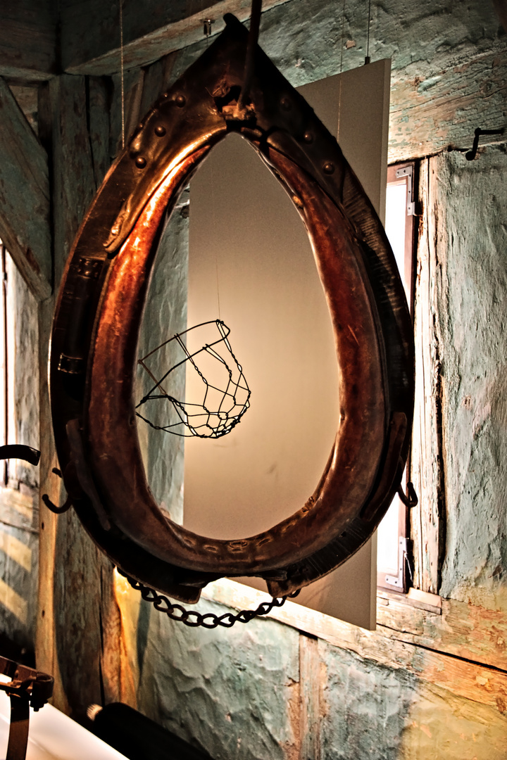 Es hängt ein Pferdehalfter. Foto & Bild motive, industrie und technik, landwirtschaftliche