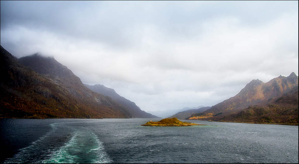 Es herbstelt am Fjord.