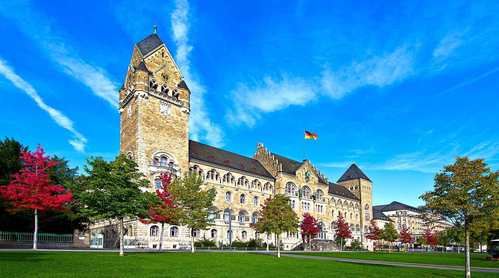 Es herbstelt bunt, preußisches Regierungsgebäude in Koblenz