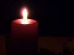 Es ist besser eine Kerze anzuzünden, als über die Dunkelheit zu klagen (Konfuzius)