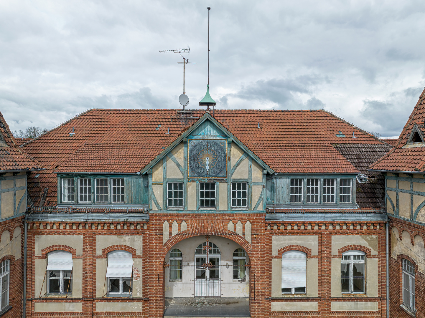 es ist halb sechs --- oder der fehlende Zeiger