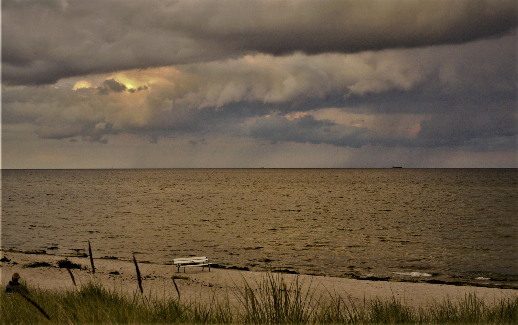 es kommt was auf - Am Strand von Wilhelmshaven 