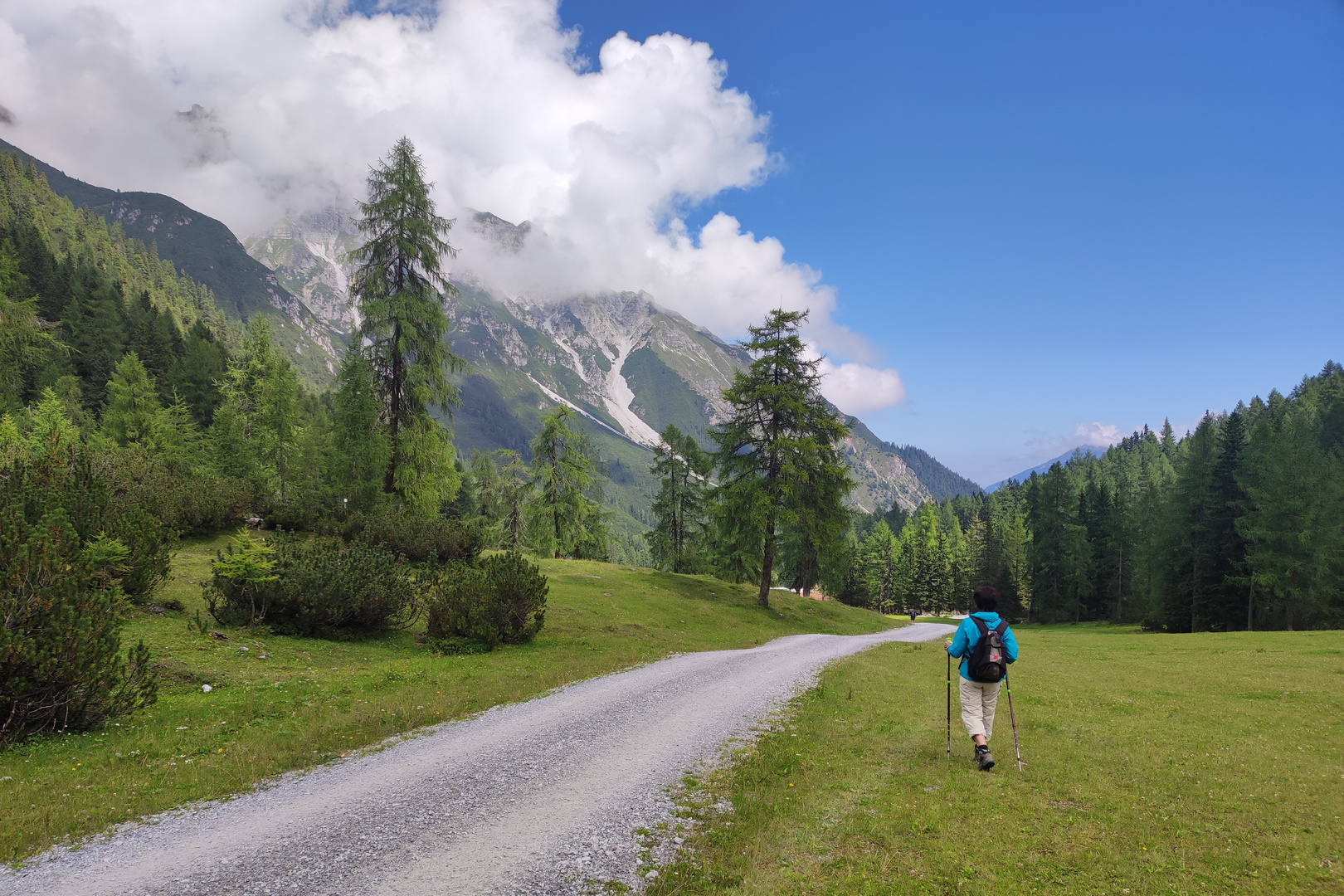 Es lockert sich auf und die Wolken geben die Berge frei