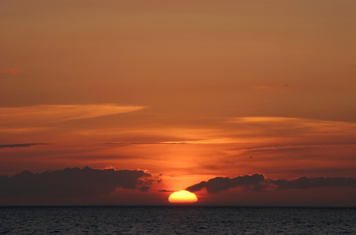 Es löscht das Meer die Sonne aus...