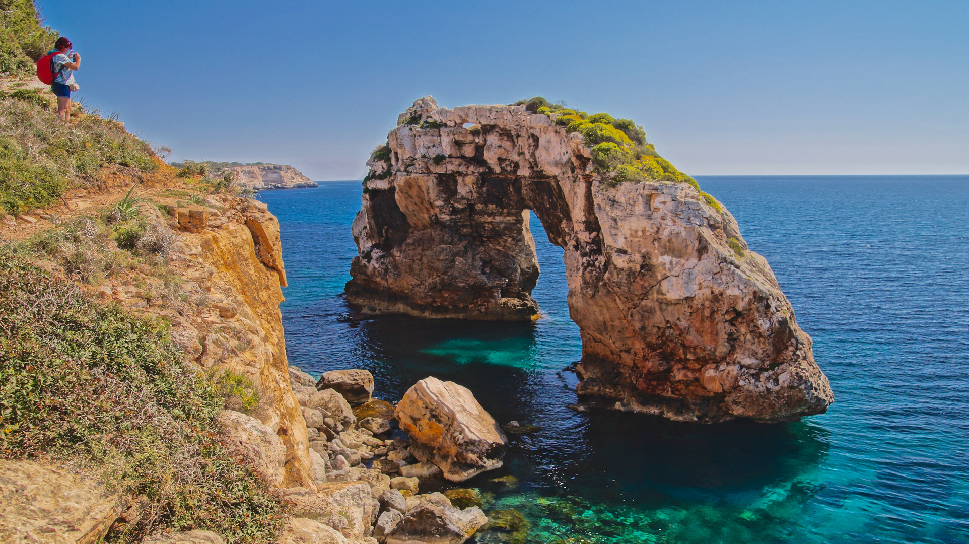 Es Pontàs das Felstor im Meer