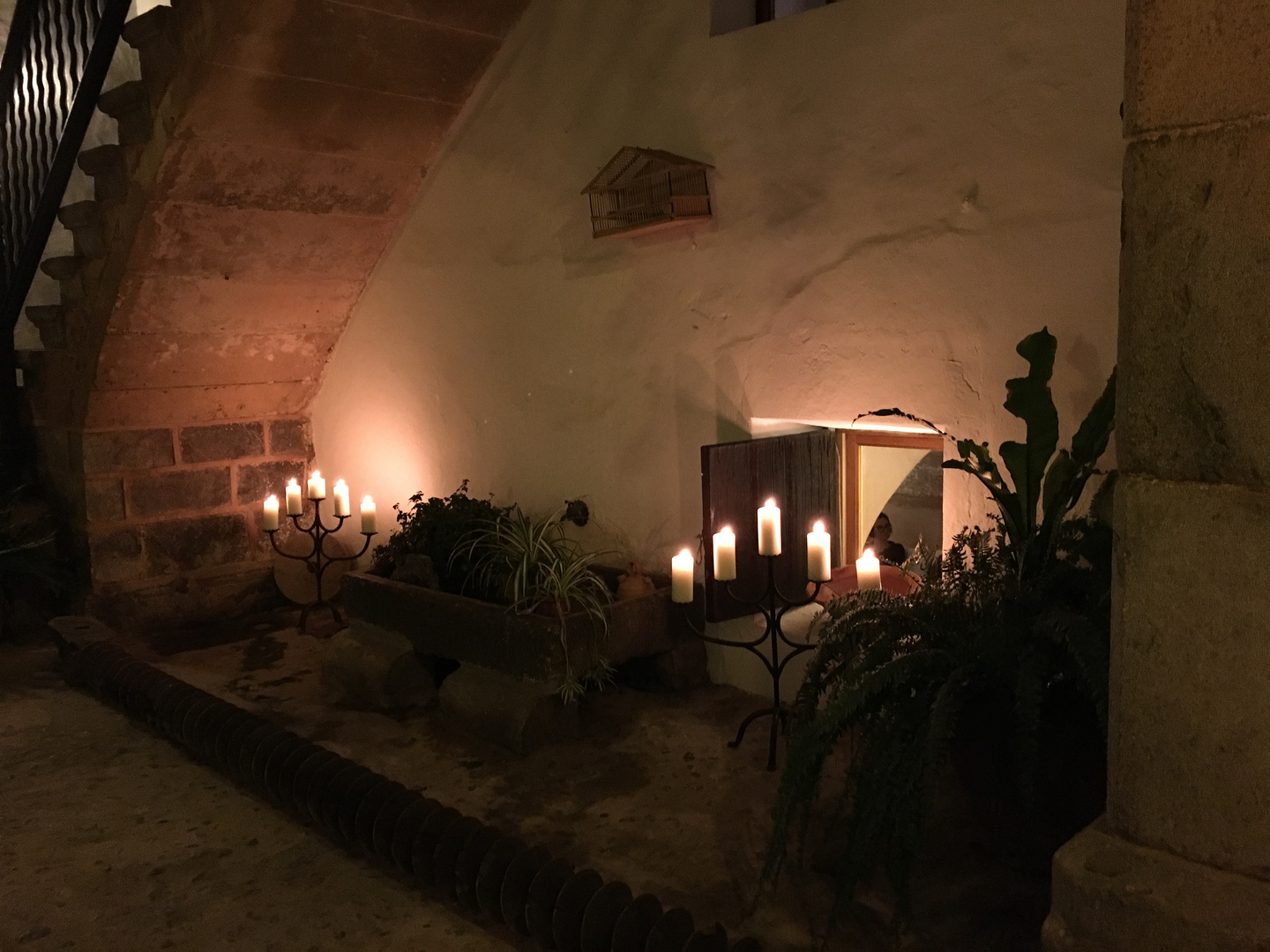 Es Port - richtige Kerzen auch im schönen Innenhof 
