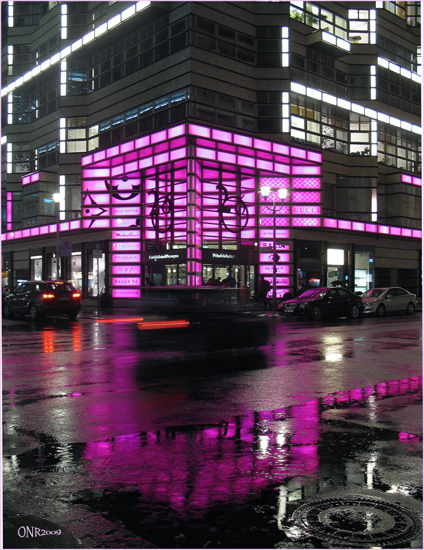 es regnet - an der pinkfarbener Ecke in Berlin...