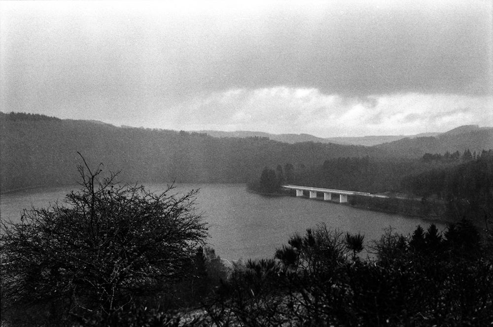 Es regnet über dem Stausee Uewersauer