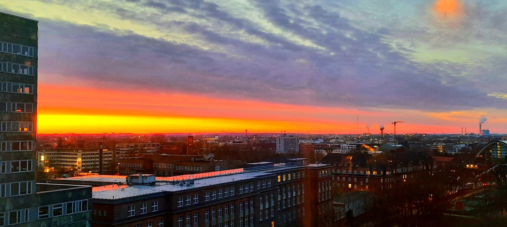 Es rötet sich der Morgen über der Großstadt und glüht.....