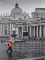 Es schüttet! Schnell zum Papst...