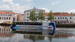 Es schwimmt ein Bus in der Untertrave