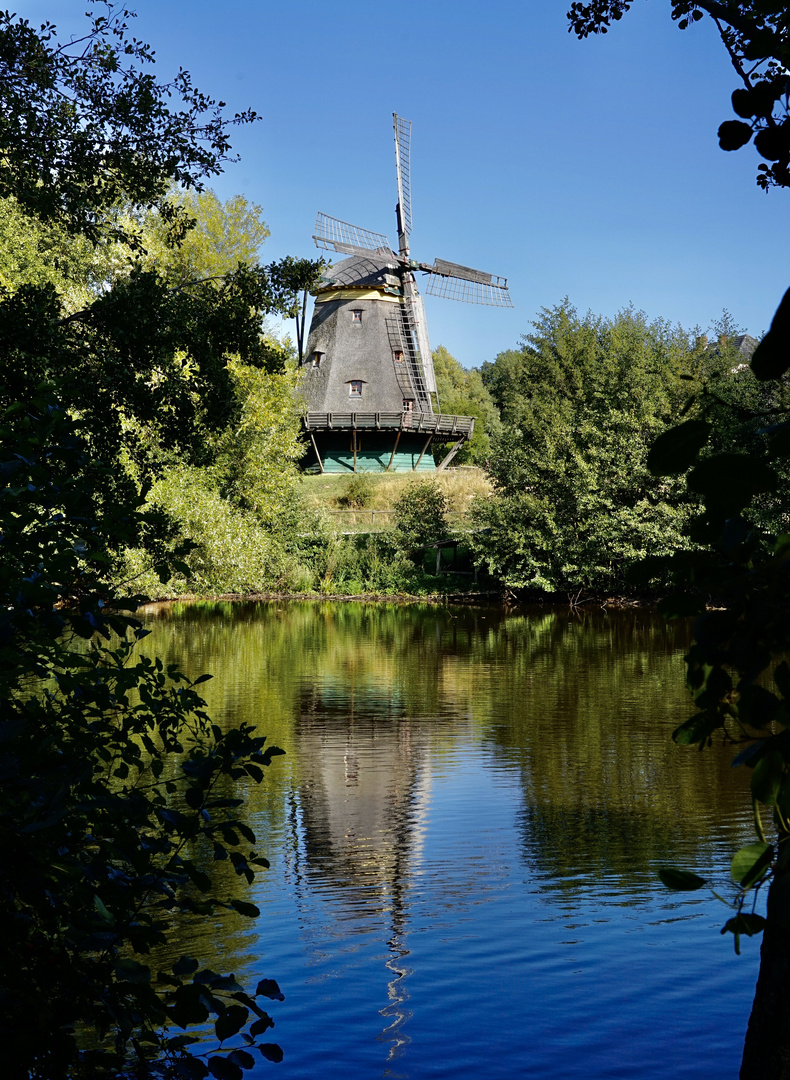 Es spiegelt die Mühle im ruhigen Teich ....