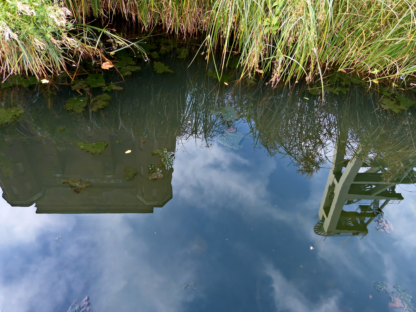 Es spiegelte sich im Wasser