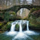 es sprudelt das Wasser am reißenden Fluß