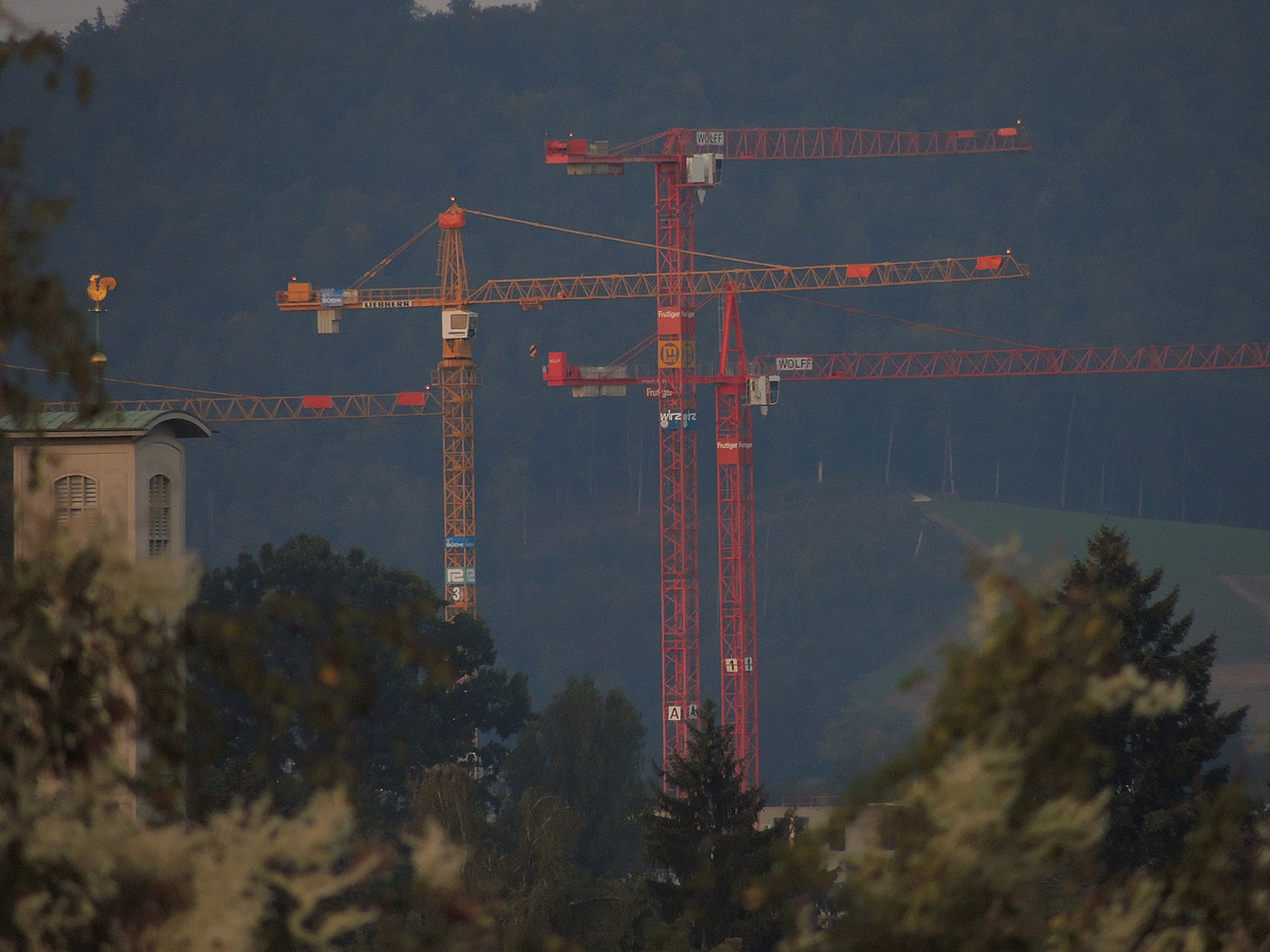 Es stehen die Kräne, sie laden zum Bauen