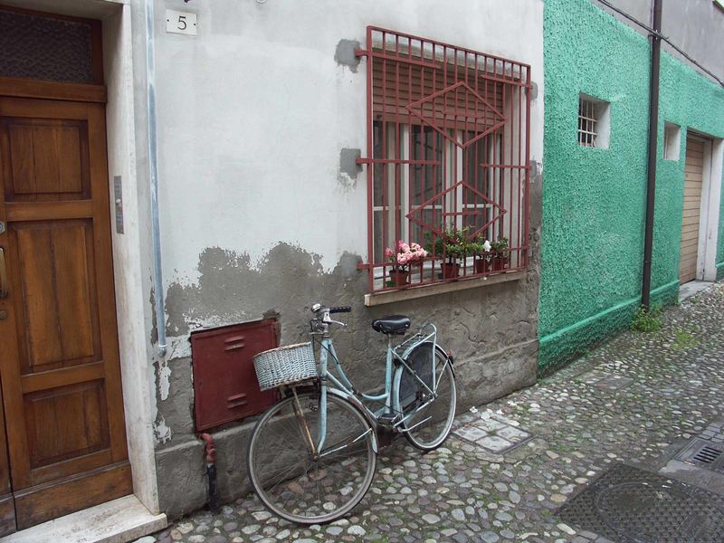 Es steht ein Fahrrad an der Wand