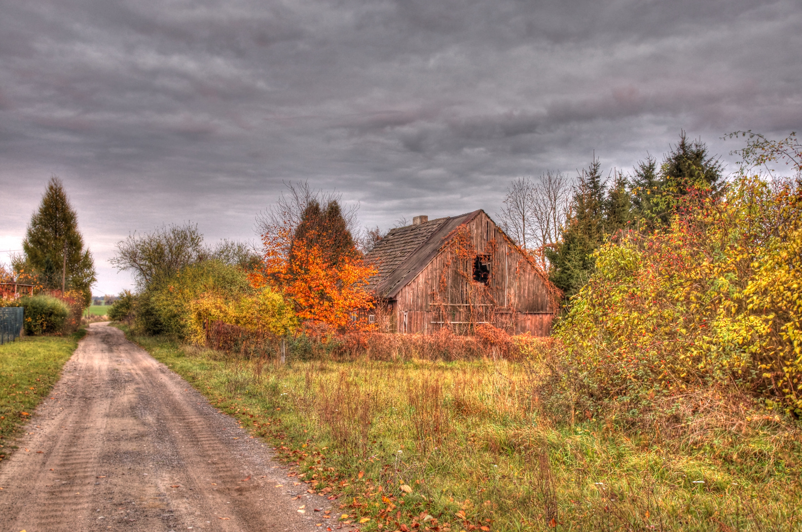 Es steht ein Haus an Dorfes Rand