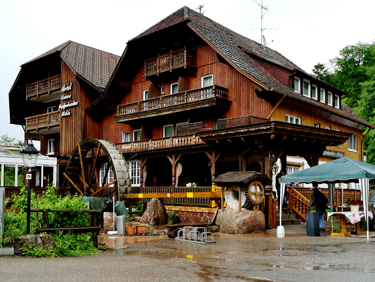 Es steht eine Mühle im Schwarzwälder Tal