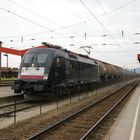 ES U2 -074 MRCE Dispolok mit Ölzug im Bhf. Tulln