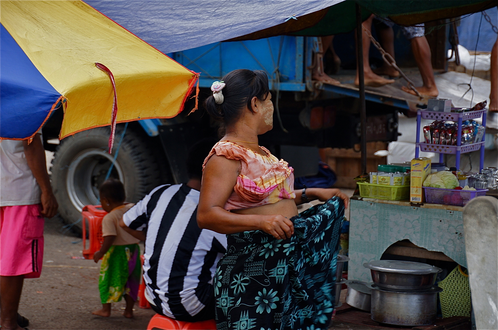 es war heiß am hafen, yangon, burma 2011