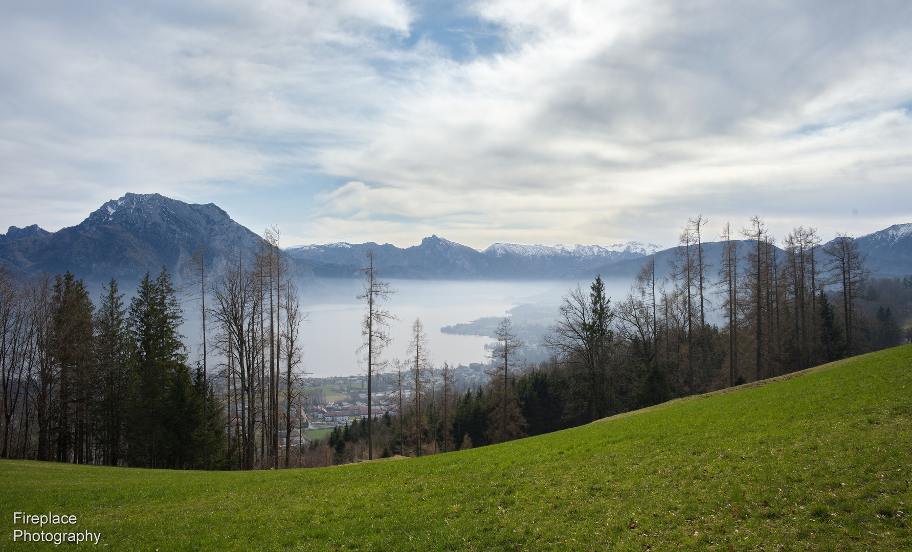 Es war kein Nebel, aber mehr als nur Dunst beim Blick vom Gmundnerberg zur Traunsee hinunter