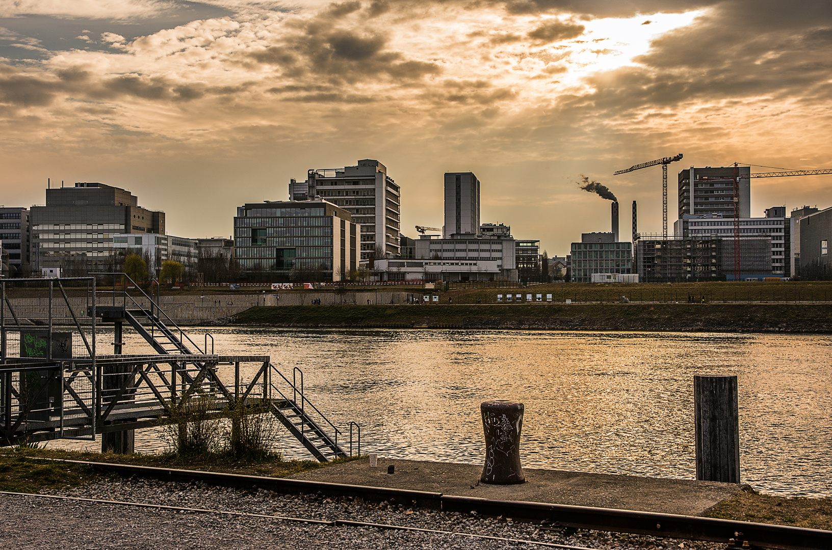 Es wird Abend am Rhein