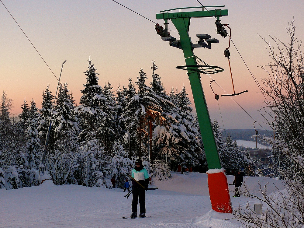 Es wird Abend auf dem Skihang