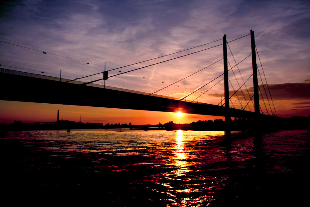 es wird Abend in Düsseldorf