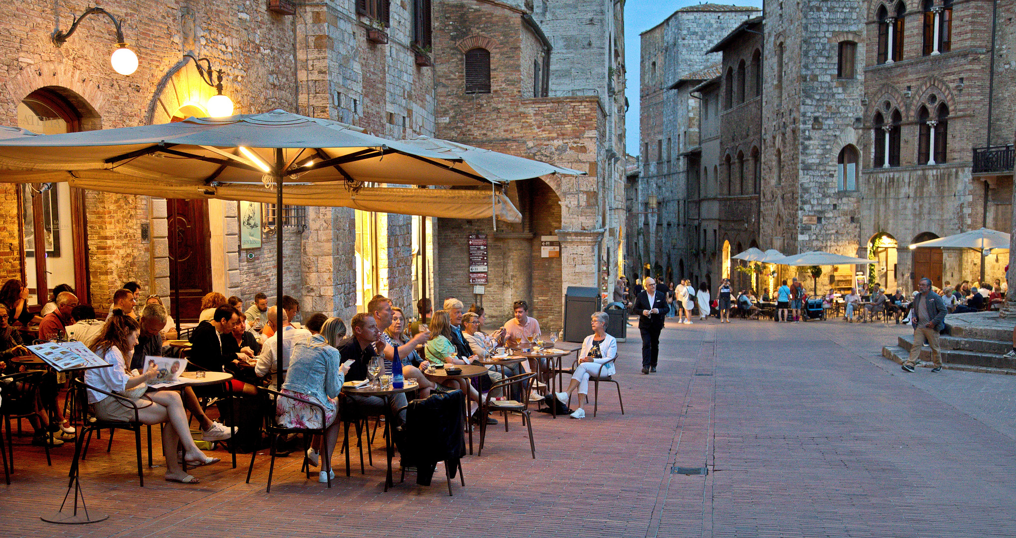 Es wird Abend in San Gimignano - Toskana