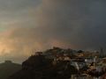 Es wird abend in Thira (Santorini) von Angelika Lyakamwa