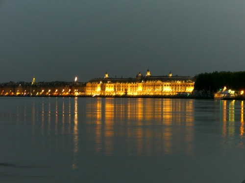 es wird Abend über Bordeaux