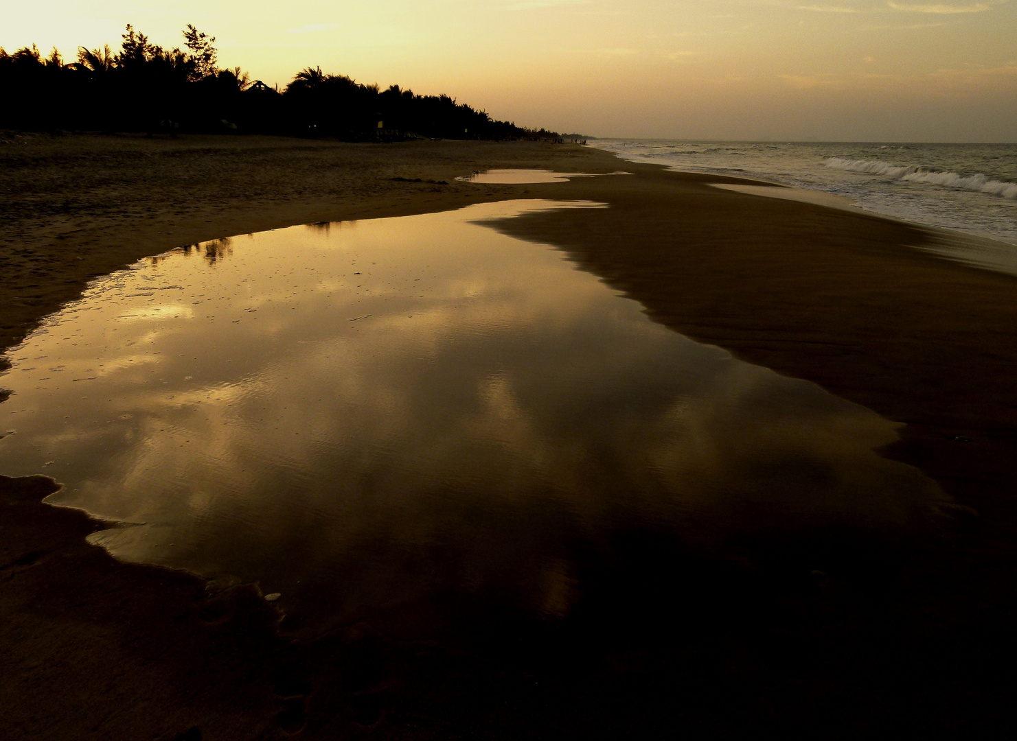 Es wird dunkel. Am Strand in der Nähe von Hoi An.