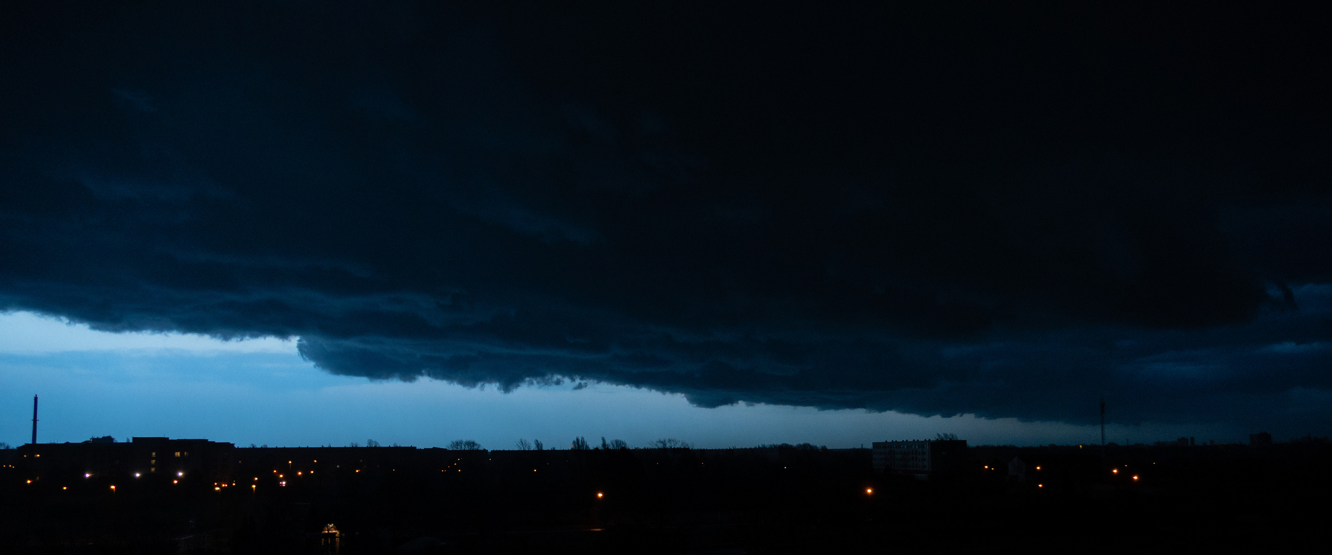 Es wird dunkel und dann kommt das Gewitter