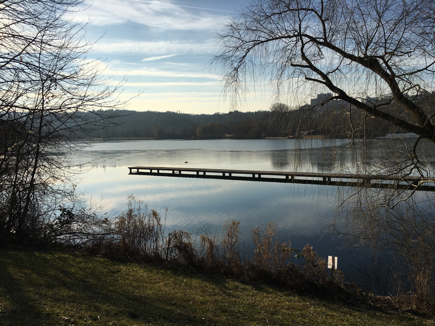 es wird kühl am See zur blauen Stunde 