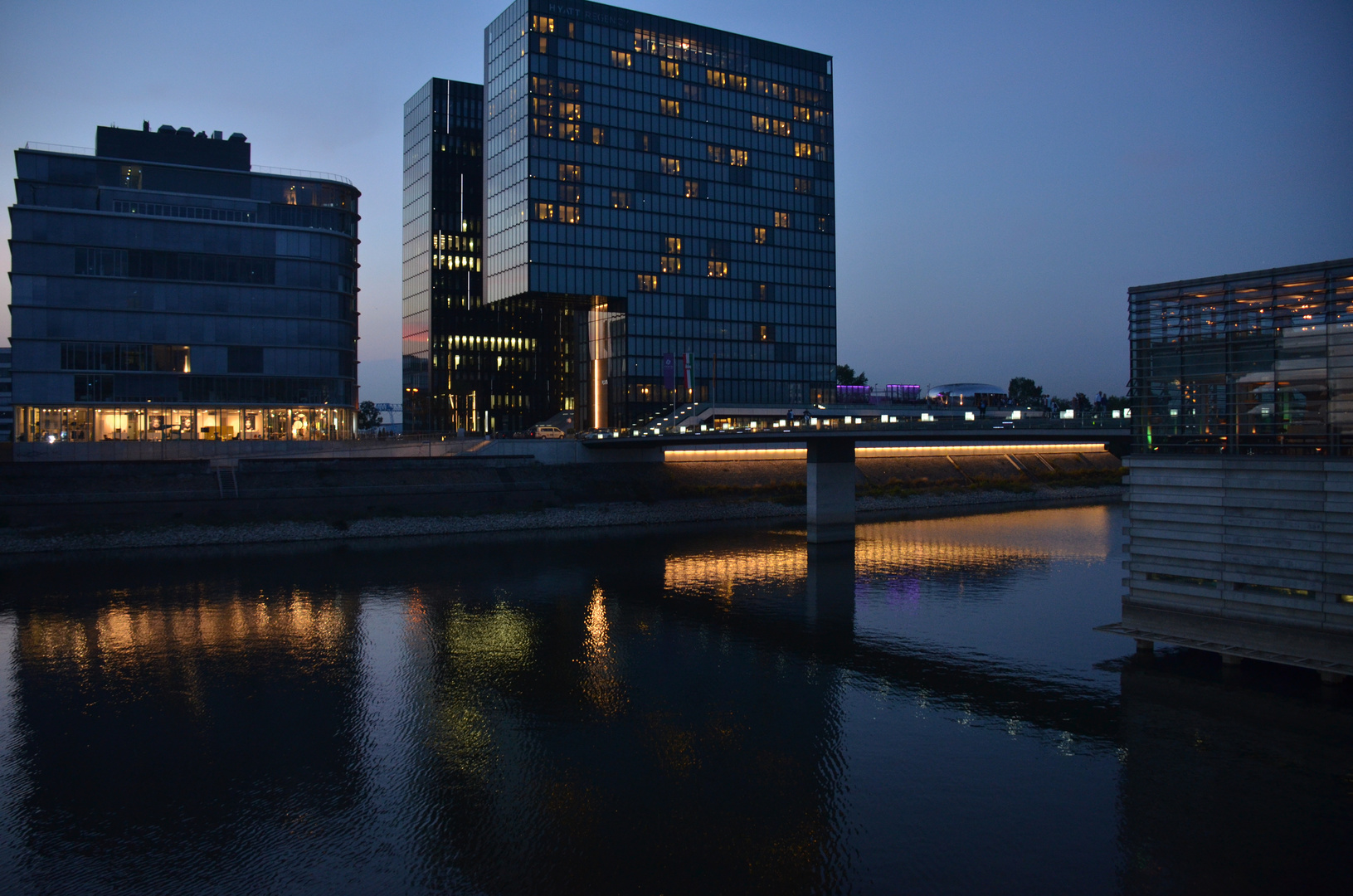 Es wird langsam Abend im Medienhafen DÜSSELDORF