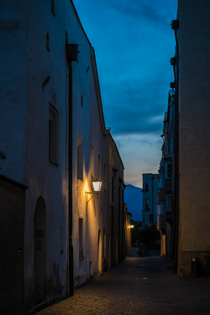 es wird Nacht in den Gassen von Hall