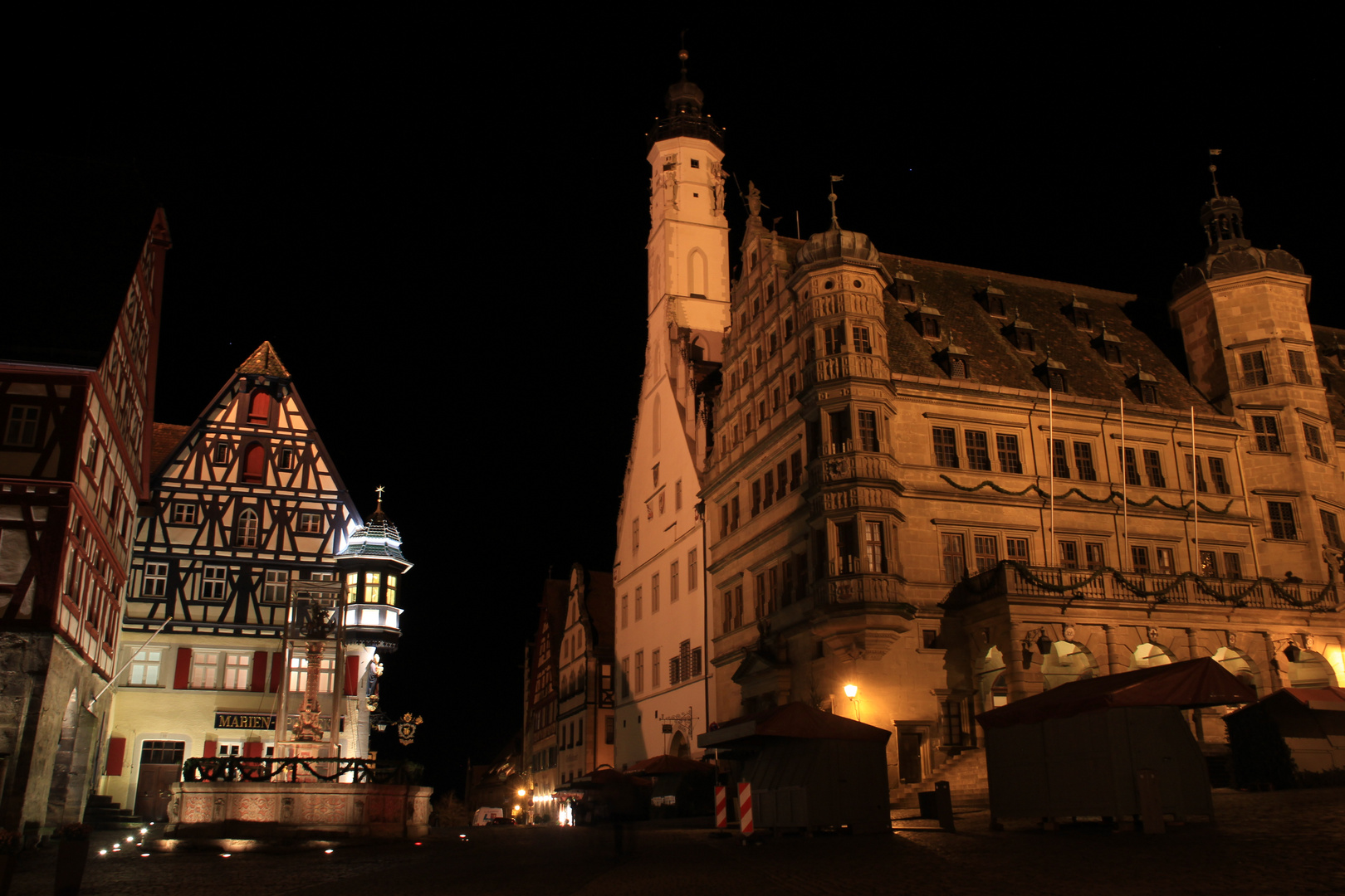 es wird Nacht in der Stadt